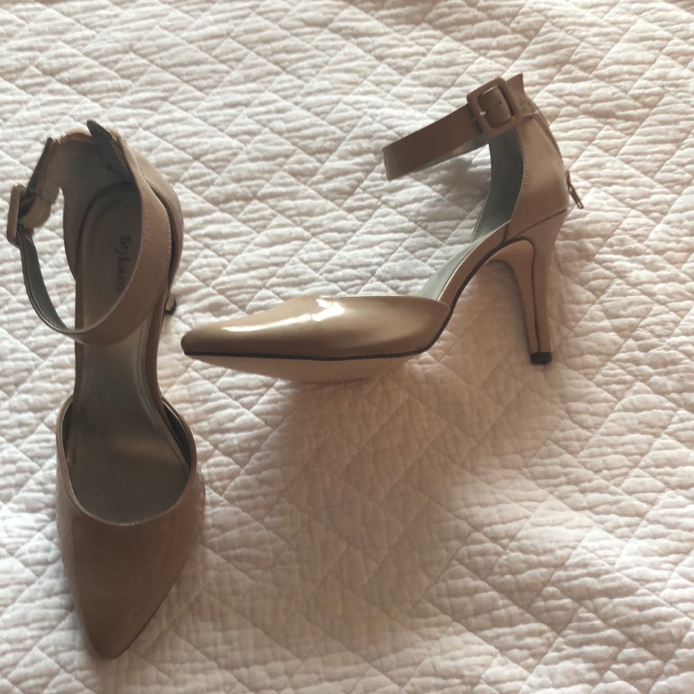 Nude Closed toed heels